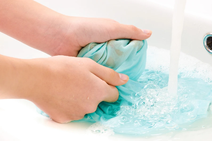 پاک کردن پارافین شمع از روی لباس