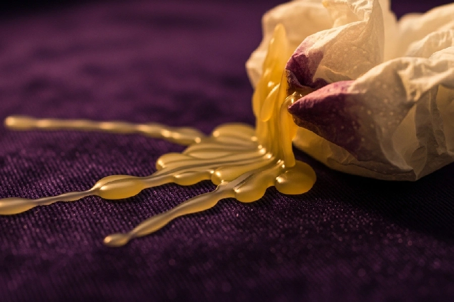 پاک کردن شمع از روی پارچه