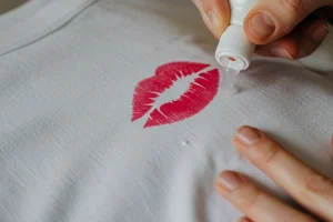 پاک کردن لکه رژ لب