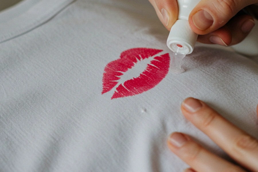 پاک کردن لکه رژ لب